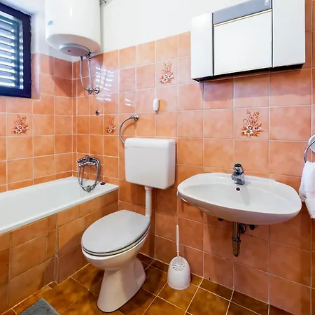 Eda アパート ロヴィニ